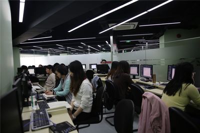 上海服裝設(shè)計(jì)培訓(xùn) 實(shí)戰(zhàn)教學(xué)、技能與學(xué)歷并重，全方位保障推薦就業(yè)與技術(shù)咨詢